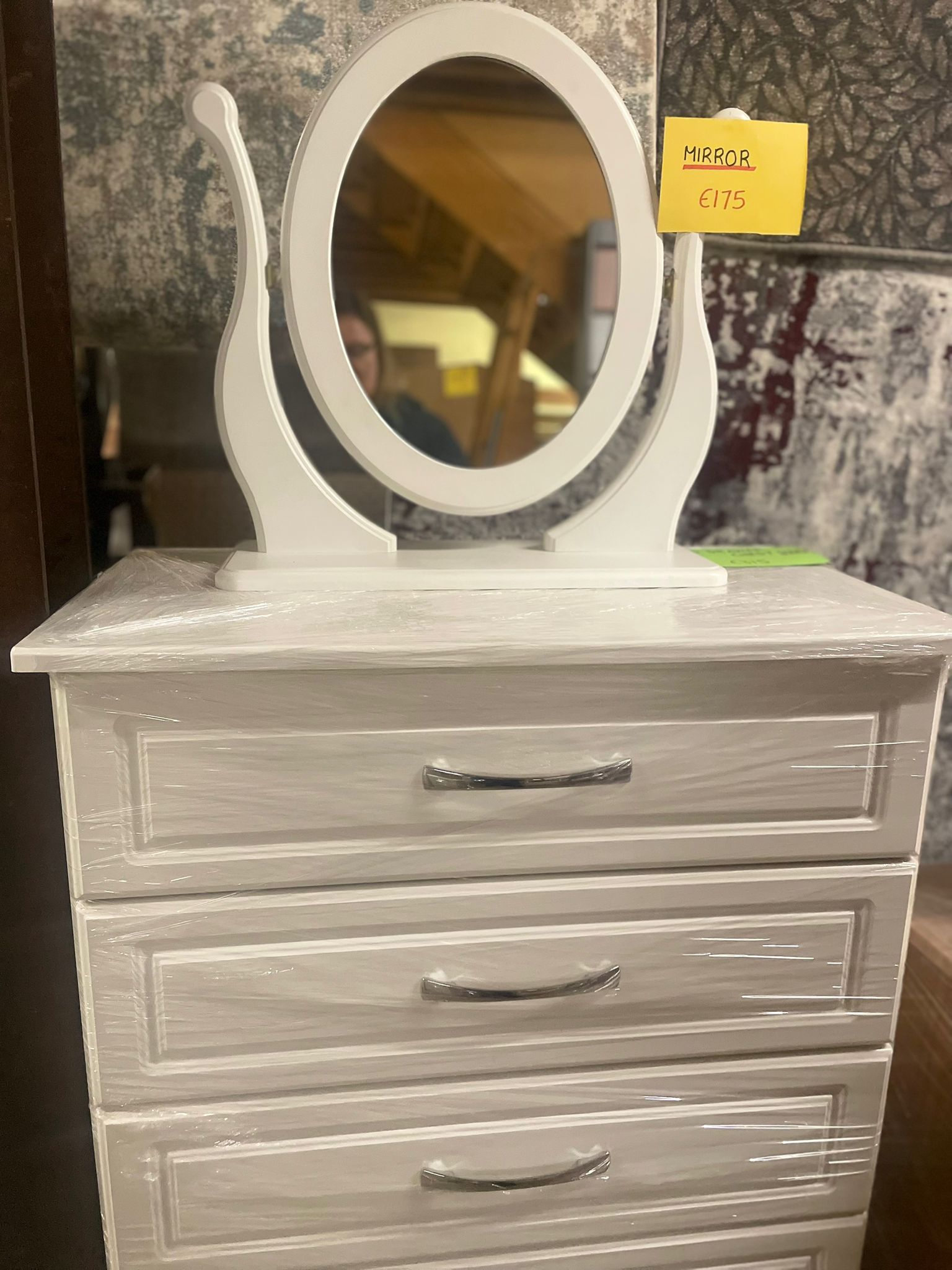 Bedroom furniture: vanity units and dressers